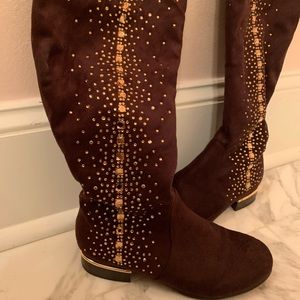 Suede brown boots with golden crystals